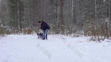 冬天的乐趣，雪，家人在冬天的时候雪橇。 父亲把他快乐的儿子卷在公园的雪橇上。 <strong>冬季</strong>温<strong>暖</strong>